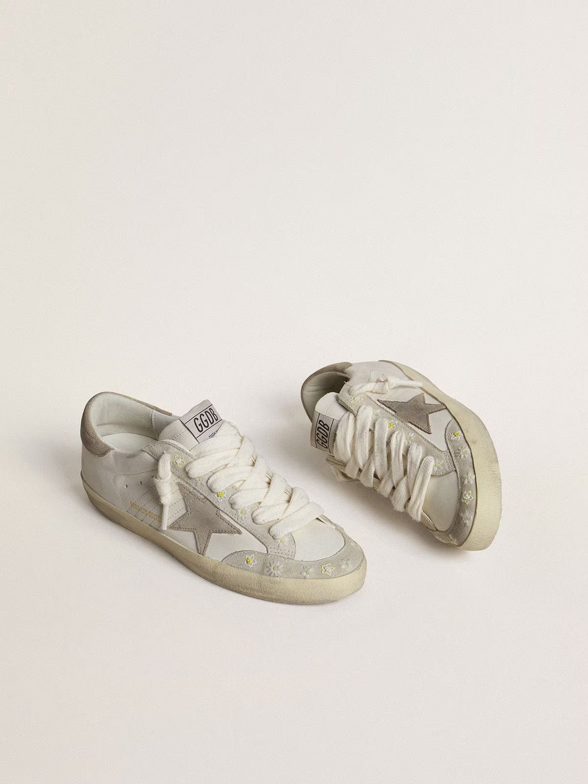 GGDB - Super-Star LTD pour femme avec étoile et contrefort en cuir velours beige et broderies florales